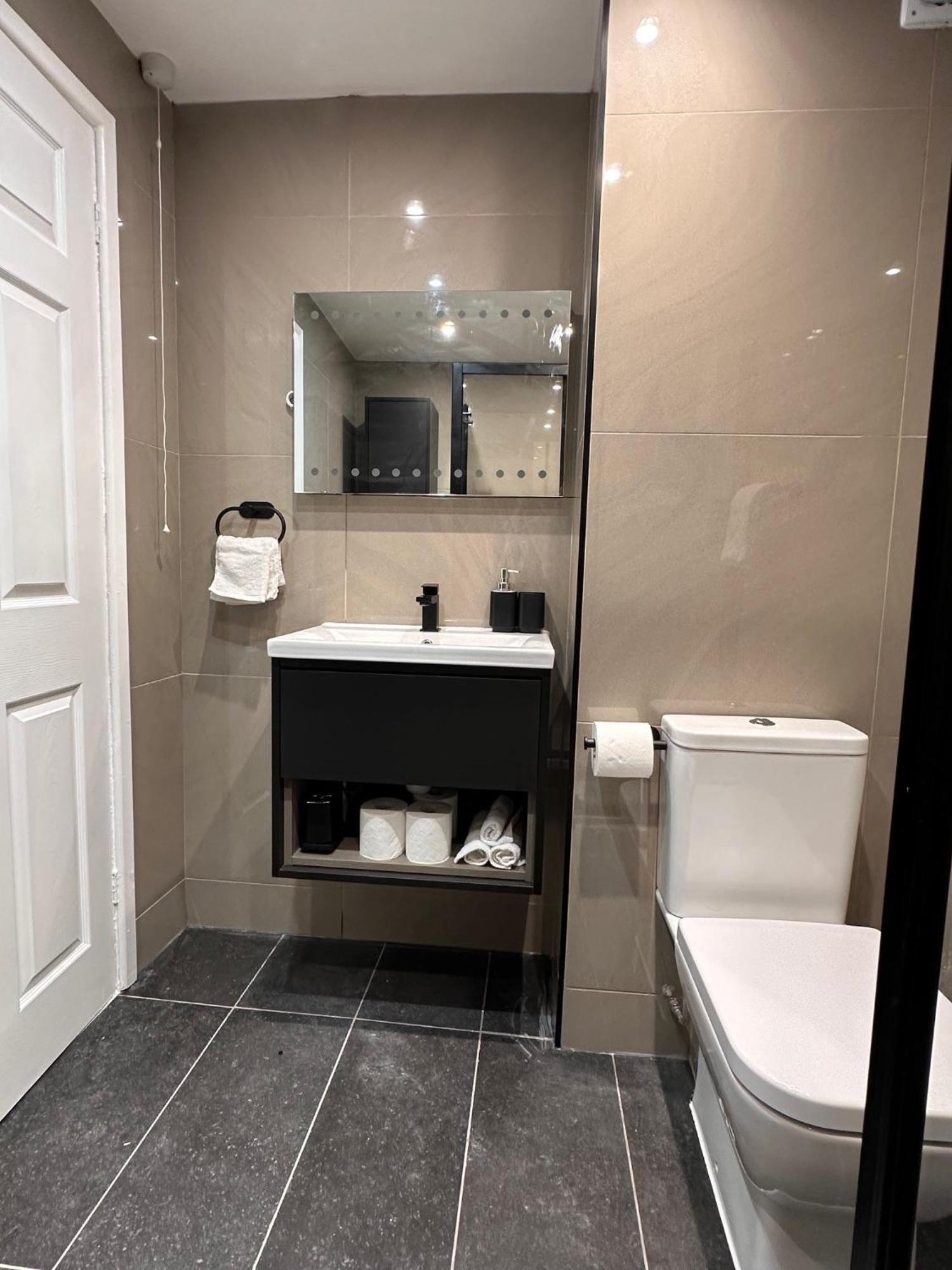 R1 - Private Room In Modern Shared Apartment, Each With Kitchenette, Central Birmingham Eksteriør billede